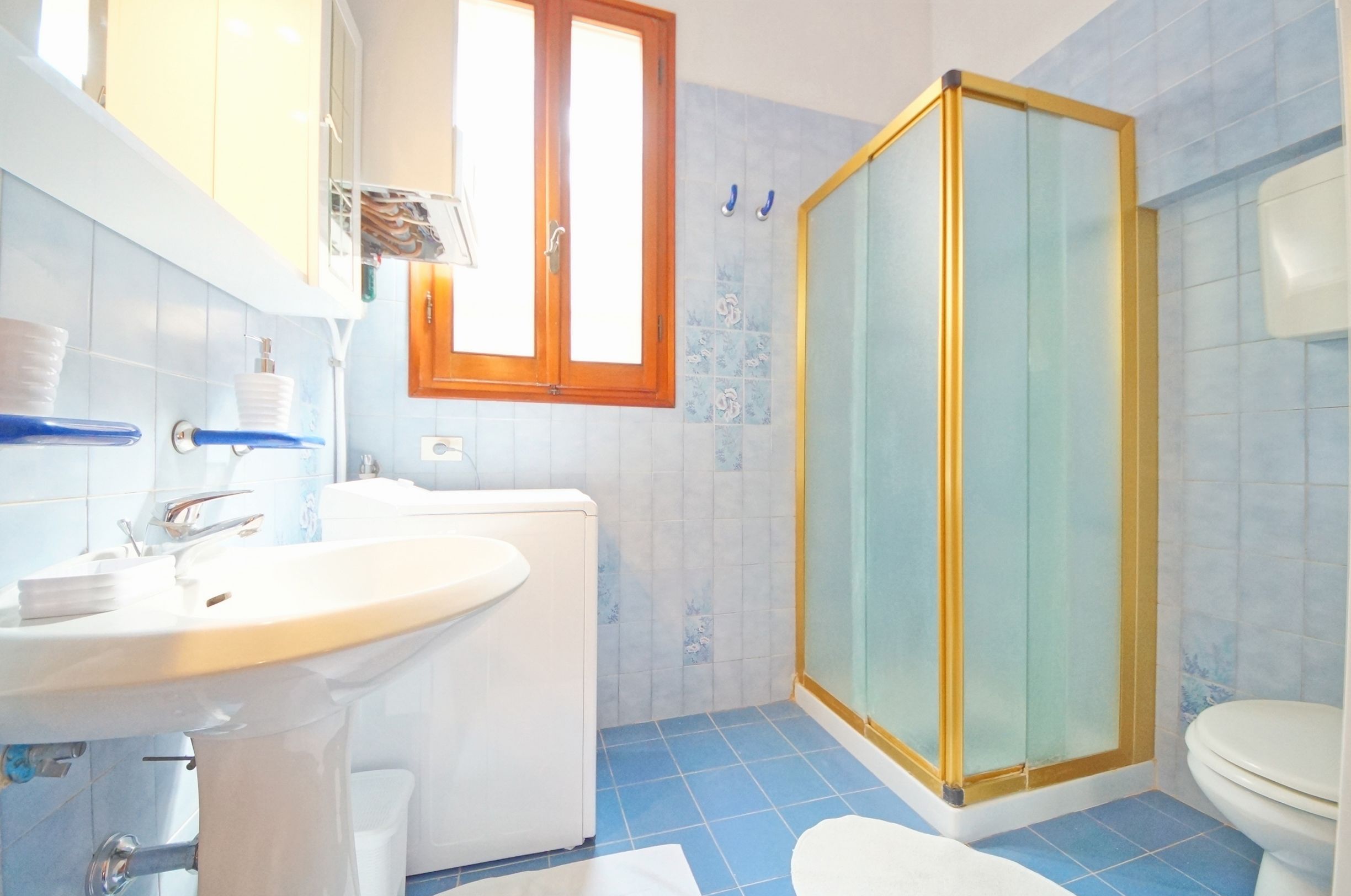 Een badkamer met een wastafel, toilet en douche.