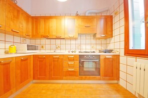 Apartment | Eigene Küche | Großer Kühlschrank, Mikrowelle, Ofen, Herdplatte