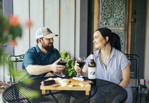 Outdoor dining - Shepherds Retreat - 2 miles to I-65 (Montevallo)