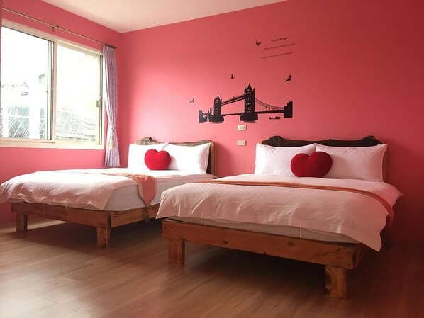 Standard-Vierbettzimmer | Schreibtisch, Verdunkelungsvorhänge, schallisolierte Zimmer