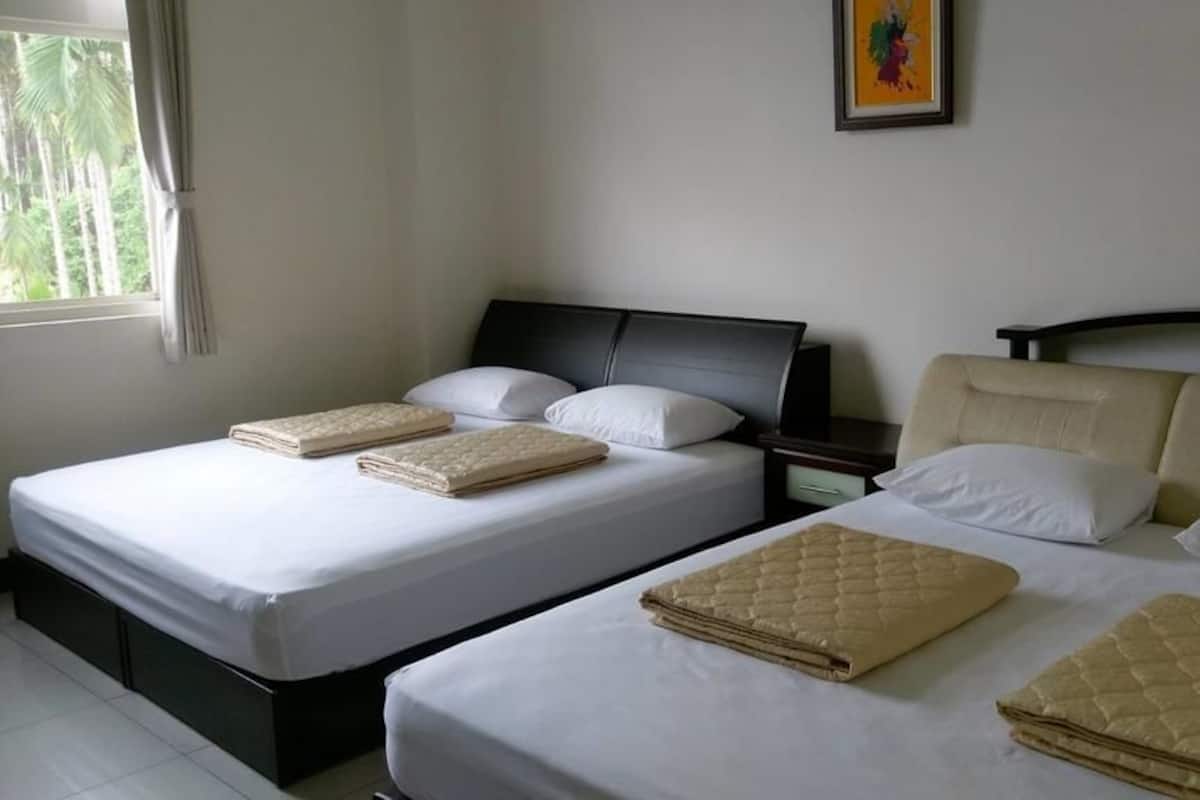 Habitación cuádruple económica | Escritorio, cortinas blackout, insonorización y wifi gratis