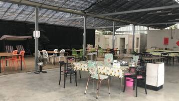 Daily buffet breakfast (TWD 50 per person)