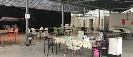 Daily buffet breakfast (TWD 50 per person)