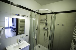 Apartemen Deluks | Kamar mandi | Shower, pengering rambut, handuk, dan sabun