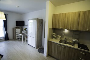 Deluxe-Apartment | Eigene Kochnische | Kühlschrank, Herdplatte, Wasserkocher mit Kaffee-/Teezubehör