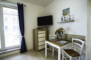 Deluxe-íbúð | Stofa | 32-tommu flatskjársjónvarp með stafrænum rásum, LCD-sjónvarp.