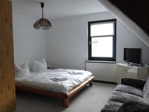1 bedroom, WiFi - Double room 25 m² (shared bathroom) - Reetdachhaus Landhaus Ulrich (Bergen auf Rügen)