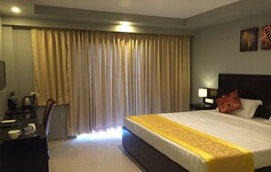 埃及棉床單、高級寢具、書桌、筆電工作空間