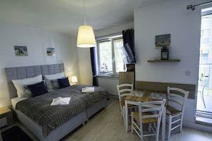 Appartement Deluxe | Décor unique, ameublement unique, fer et planche à repasser