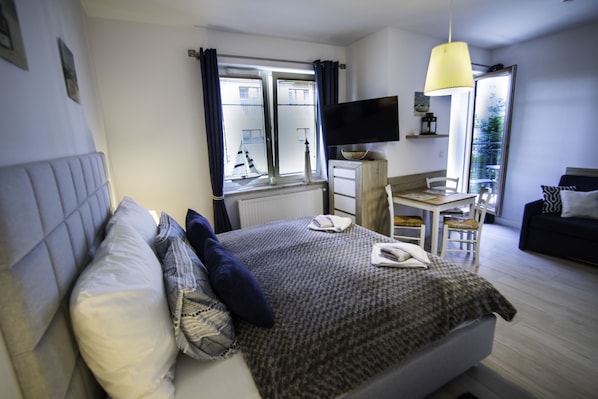 Appartement Deluxe | Décor unique, ameublement unique, fer et planche à repasser