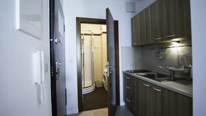 Een moderne keuken met houten kastjes, een ingebouwde vaatwasser en een aanrecht met een spoelbak.