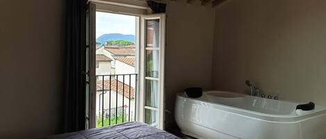 Suite, Jetted Tub | Desk, free WiFi, bed sheets