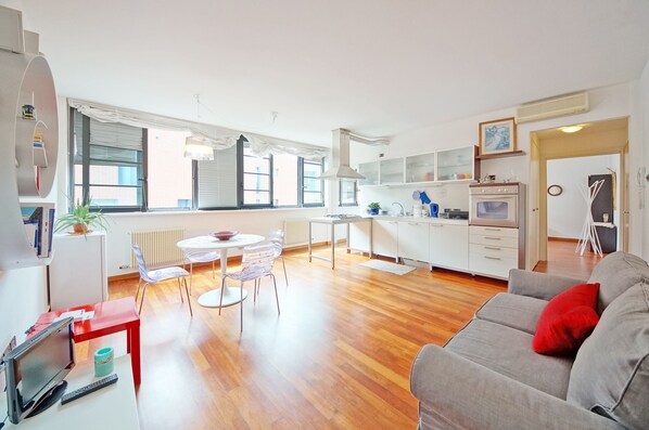 Appartamento, 1 camera da letto | Area soggiorno | TV a schermo piatto