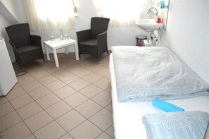Quarto triplo | Área de estar | TV de tela plana 80 cm com canais a cabo, TV