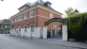 A multi-story building with a sign for 'Hotel Victoria Oppau' and a cafe named 'Cafe Vegas' on the ground floor. - Pension und Monteurzimmer VICTORIA (Ludwigshafen)