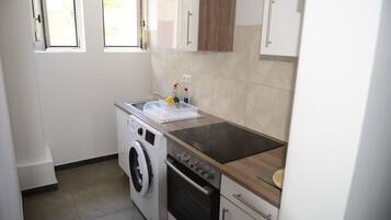 Full-size fridge, microwave, oven, stovetop