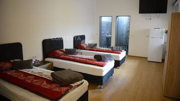 Dreibettzimmer | Schreibtisch, kostenloses WLAN