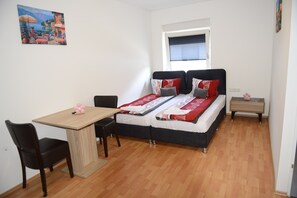 Twin Room | Desk, free WiFi