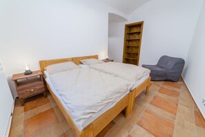 Traditional Apartment | Blackout drapes, soundproofing, iron/ironing board, free WiFi - Neklanka (Prague)