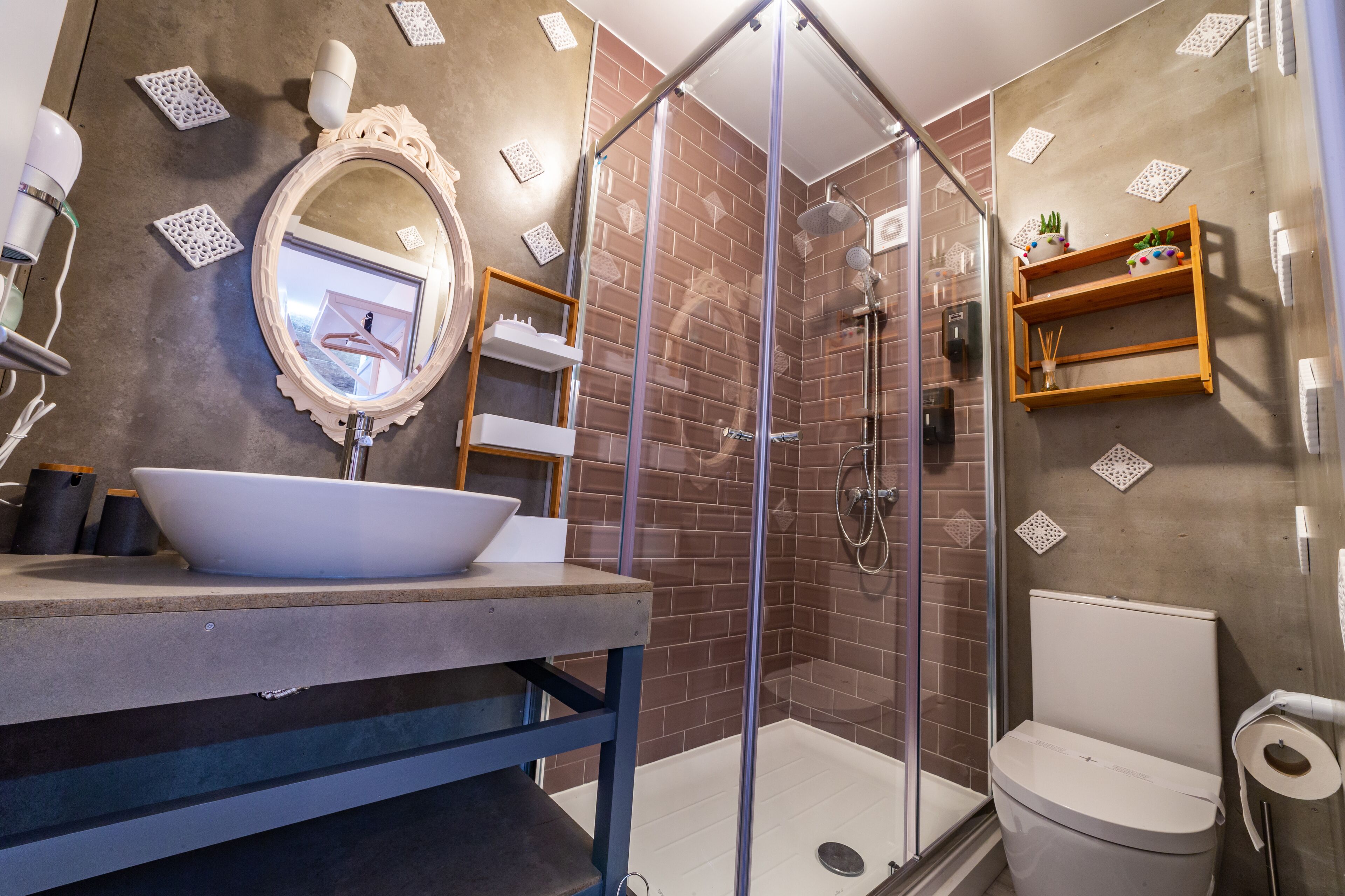 Romantic Vintage | Bathroom | Free toiletries, hair dryer, towels