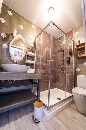 Habitación doble | Decoración personalizada, muebles diferentes y escritorio 