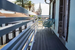 Quarto triplo urbano | Individualmente decorados, individualmente mobiliados, escrivaninha