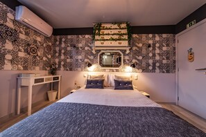 Chambre double | Décor unique, ameublement unique, bureau, rideaux d’obscurcissement