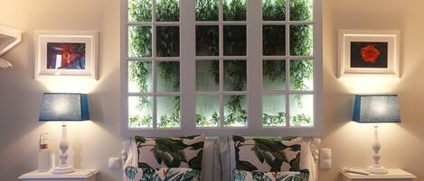 1 dormitorio, decoración individual, mobiliario individual y escritorio