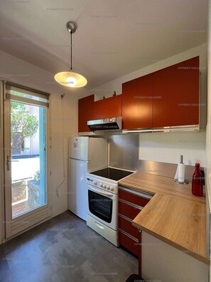 Fridge, microwave, oven, stovetop - 4PA76 - Apartment with swimming pool and parking (COLLIOURE)