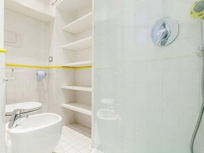 Estudio | Baño | Ducha, cabezal de ducha tipo lluvia, secador de pelo y bidé
