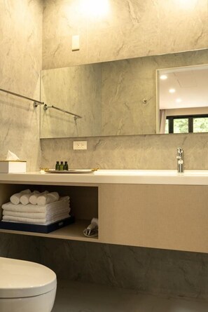 Shower, free toiletries, hair dryer, slippers - Grace Garden Guesthouse (Shuili)