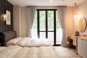 Desk, blackout drapes, rollaway beds, free WiFi - Grace Garden Guesthouse (Shuili)