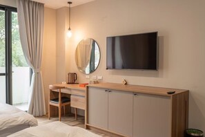 Meja kerja, tirai kedap cahaya, dan tempat tidur lipat/tambahan