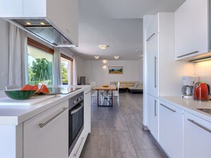 Een koelkast, een magnetron, een oven, een vaatwasser