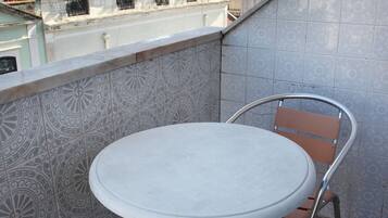 Eenpersoonskamer, gedeelde badkamer | Terras