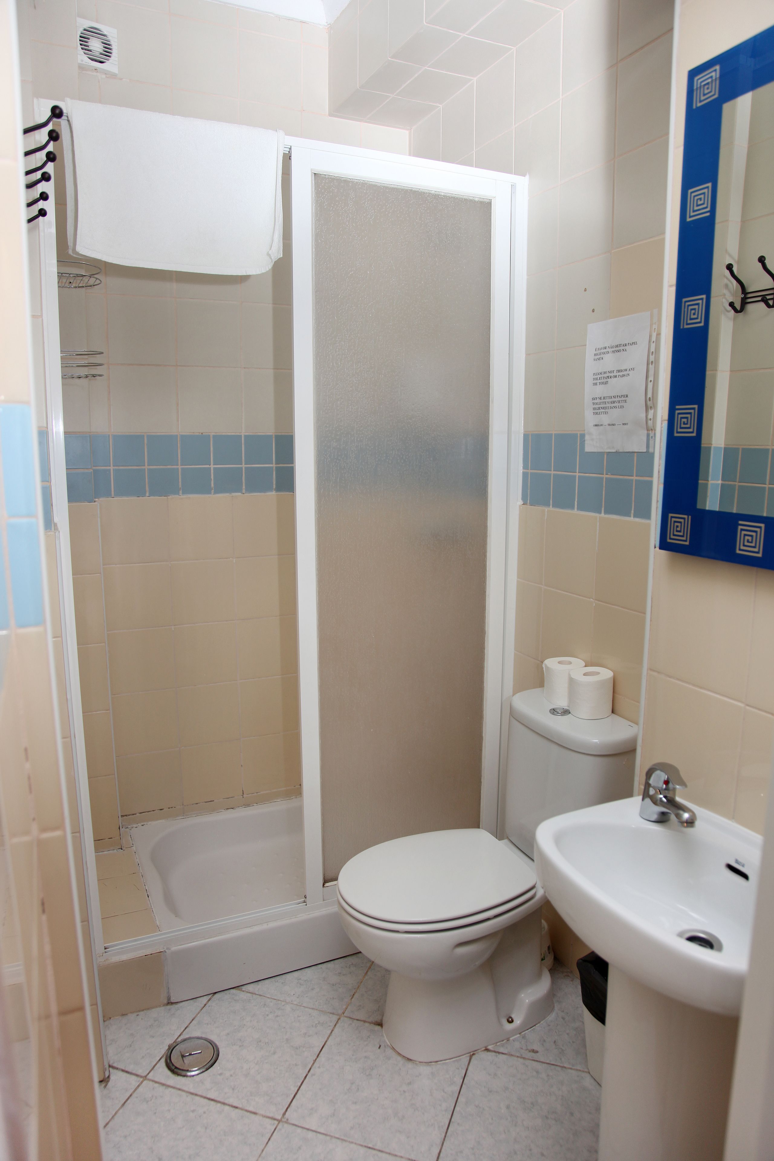 Un baño con ducha, inodoro y lavabo.