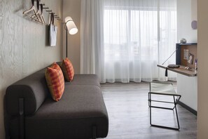 In-room safe, desk, laptop workspace, free cribs/infant beds - Moxy Nashville Vanderbilt Area (Nashville)