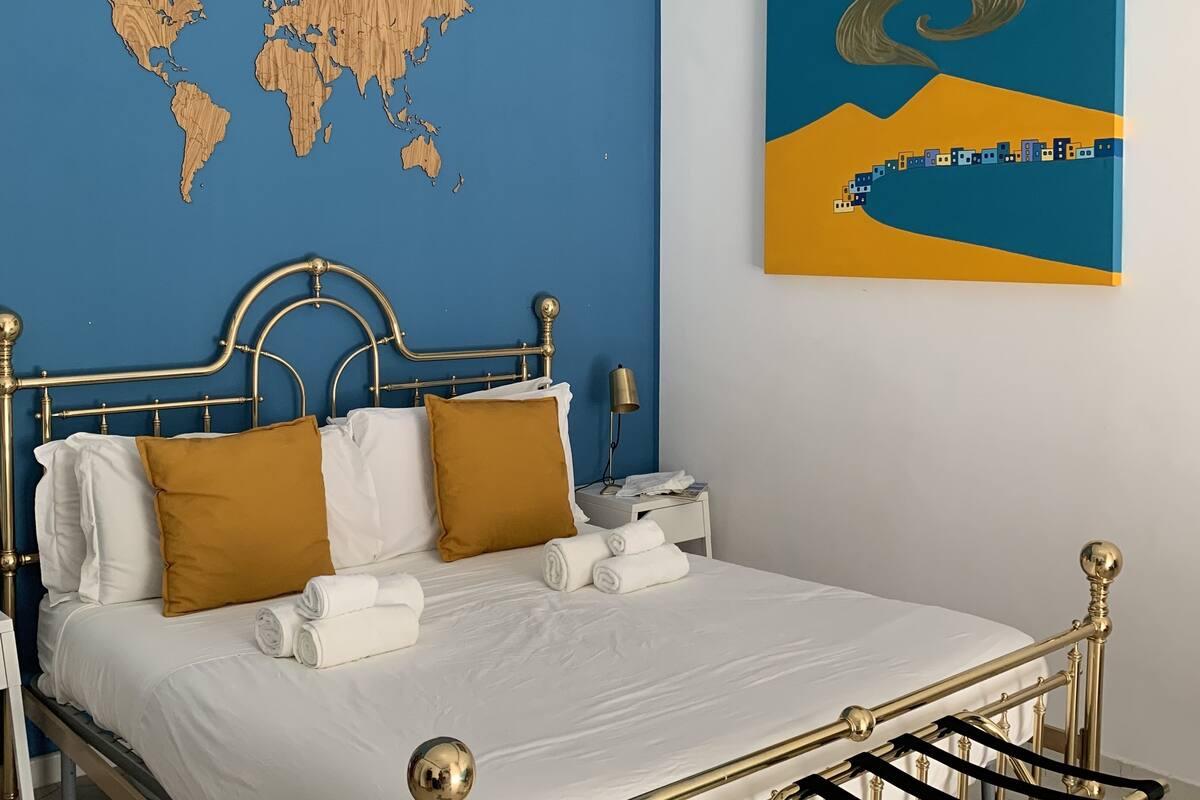 Habitación superior (Plebiscito) | Camas con efecto memoria, escritorio, wifi gratis y ropa de cama