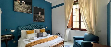 Memory foam beds, desk, free WiFi, bed sheets