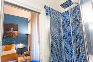 Shower, rainfall showerhead, free toiletries, hair dryer - Sibilla Napoli (Naples)