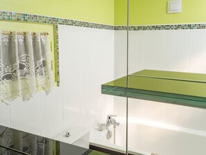 Bathtub, towels - Homerez - Chalet in Métabief (Métabief)