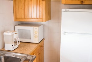Fridge, microwave, oven, coffee/tea maker - Homerez - Chalet in Métabief (Métabief)