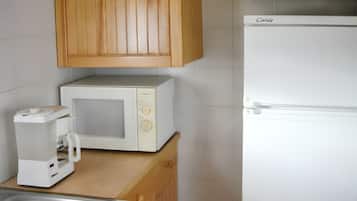 Fridge, microwave, oven, coffee/tea maker