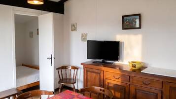 2 bedrooms, iron/ironing board, bed sheets