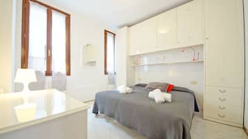 Appartamento, 1 camera da letto | 1 camera, una scrivania, postazione laptop, ferro/asse da stiro