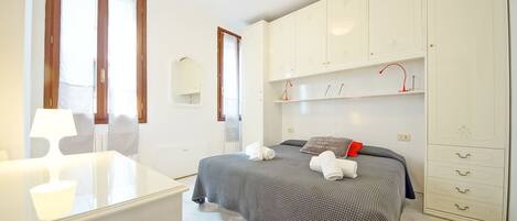 Căn hộ, 1 phòng ngủ | 1 phòng ngủ, trang bị nội thất với thiết kế riêng biệt, bàn