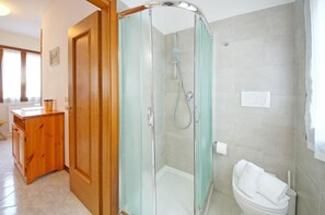 Departamento, 1 habitación | Baño | Regadera, regadera tipo lluvia, secadora de cabello, bidet 