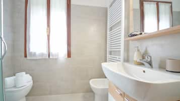 Appartamento, 1 camera da letto | Bagno | Doccia, soffione a pioggia, asciugacapelli, bidet