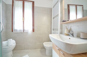 Appartement, 1 chambre | Salle de bain | Douche, douche à « effet pluie », sèche-cheveux, bidet
