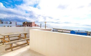 Shared Dormitory, Mixed Dorm, Shared Bathroom, Sea View | Blackout drapes, bed sheets - Green Island B&B (Lyudao)